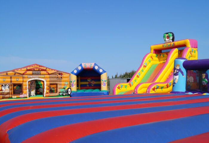 bouncy-castles-3567019_1280.jpg