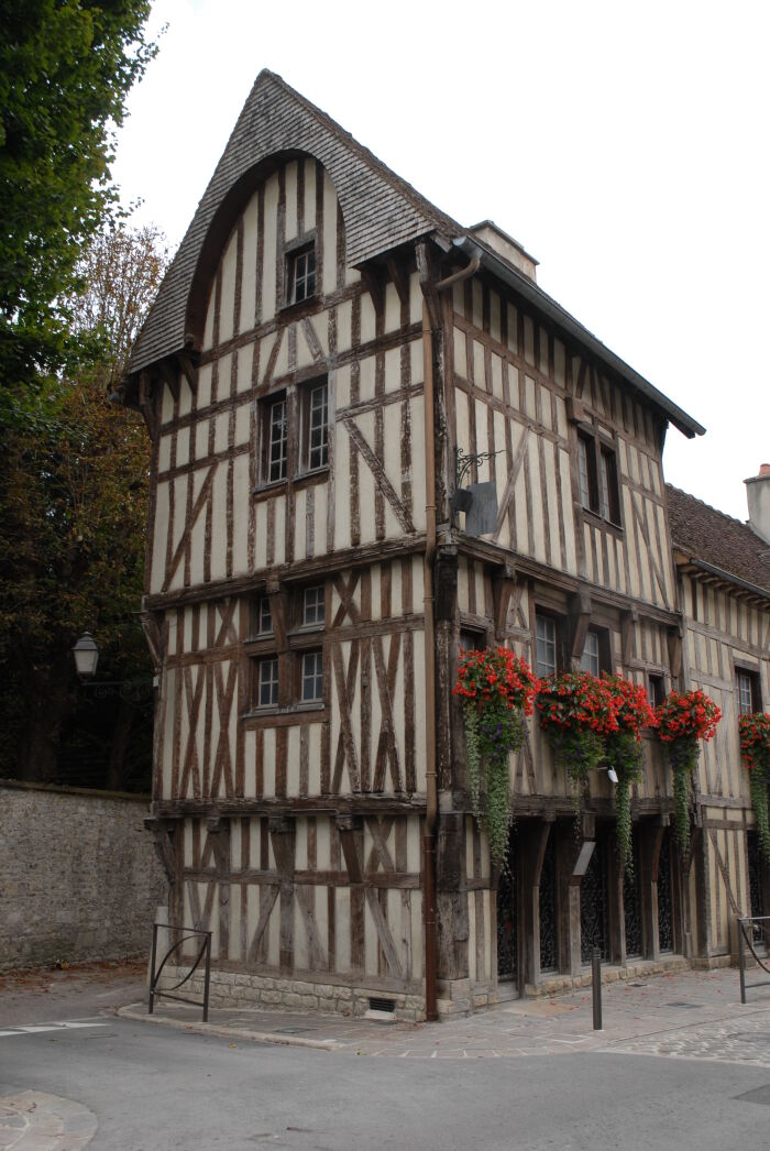 Maison du XVI fontaine à droite.JPG