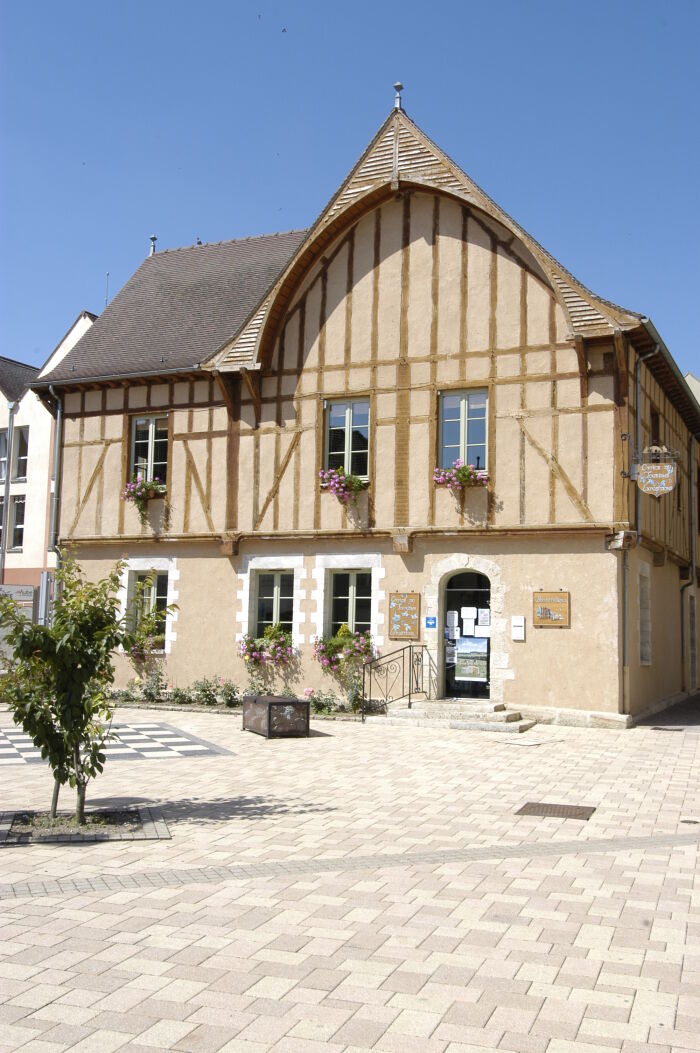 Maison de pays abritant l'Office de Tourisme du Chaourçois et la bibliothèque municipale de Chaource.JPG