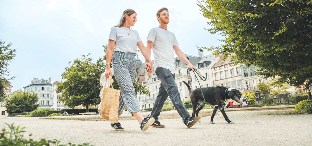 Couple avec chien à Troyes 14 - © ARTGE - Pierre Defontaine