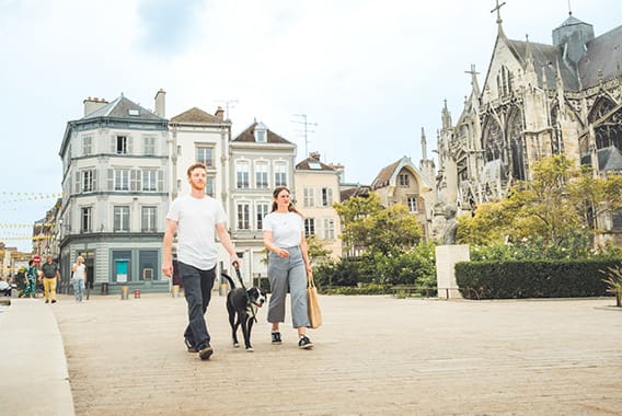 Couple avec chien à Troyes 27 - © ARTGE - Pierre Defontaine